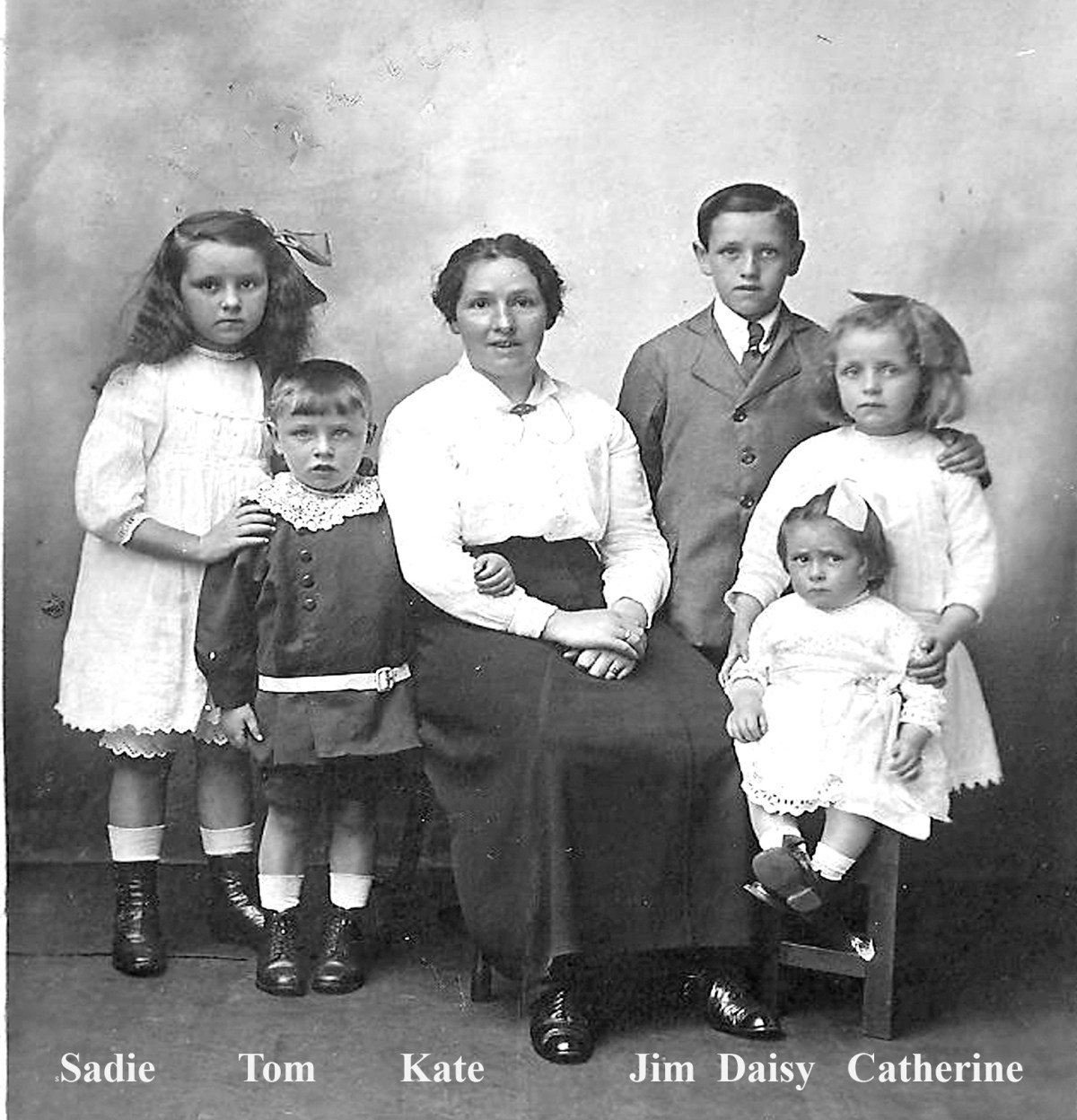 Black and white photo of Catherine Patton and her children Jim, Sadie, Daisy, Tom and Kay